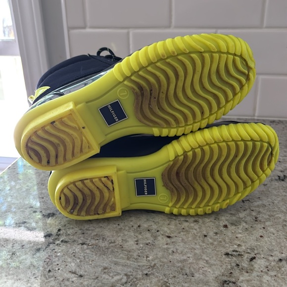 Tommy Hilfiger women’s duck boots - Picture 7 of 7